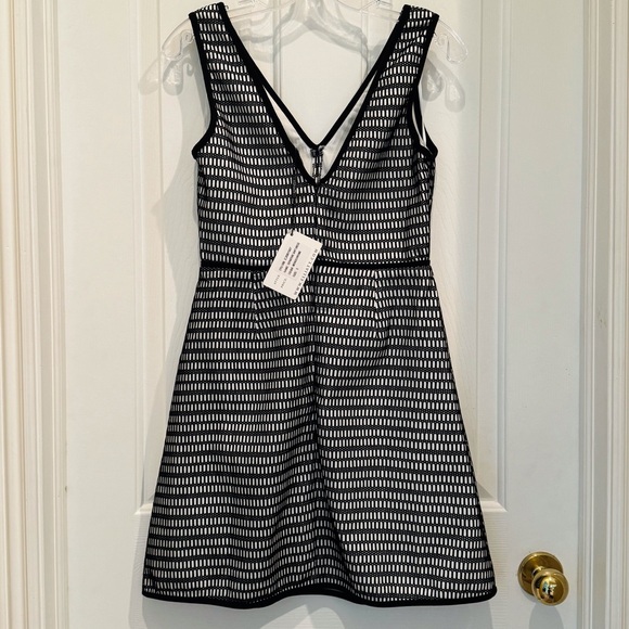 NEW Elliatt Black & White Mesh Dress With Keyhole Detail A-line Silhouette - Picture 6 of 7